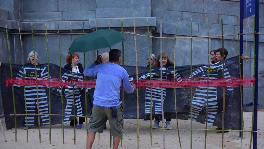 Vecinos de Villa Allende protestaron frente a Tribunales por los portones que cerraran calles
