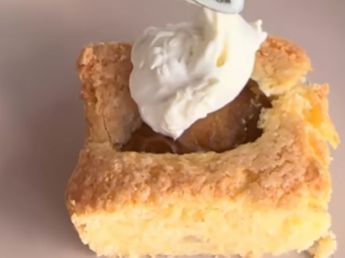 Ni budín ni bizcochuelo: la torta de duraznos que no se desmolda y tiene el secreto del aceite de oliva
