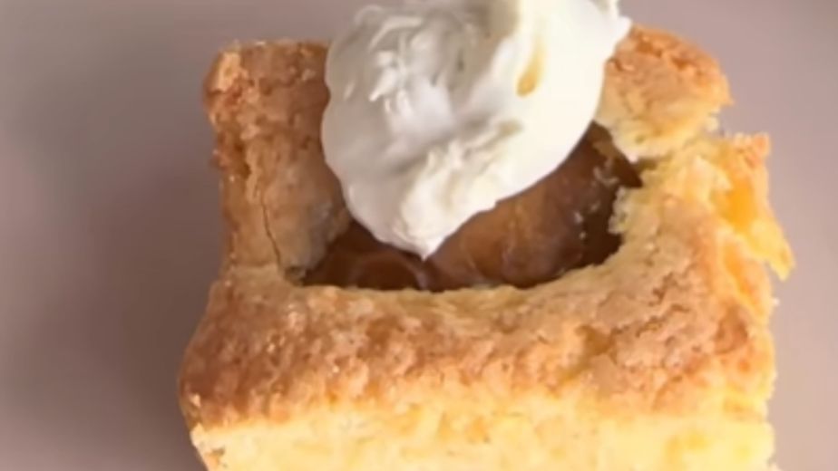 Ni budín ni bizcochuelo: la torta de duraznos que no se desmolda y tiene el secreto del aceite de oliva