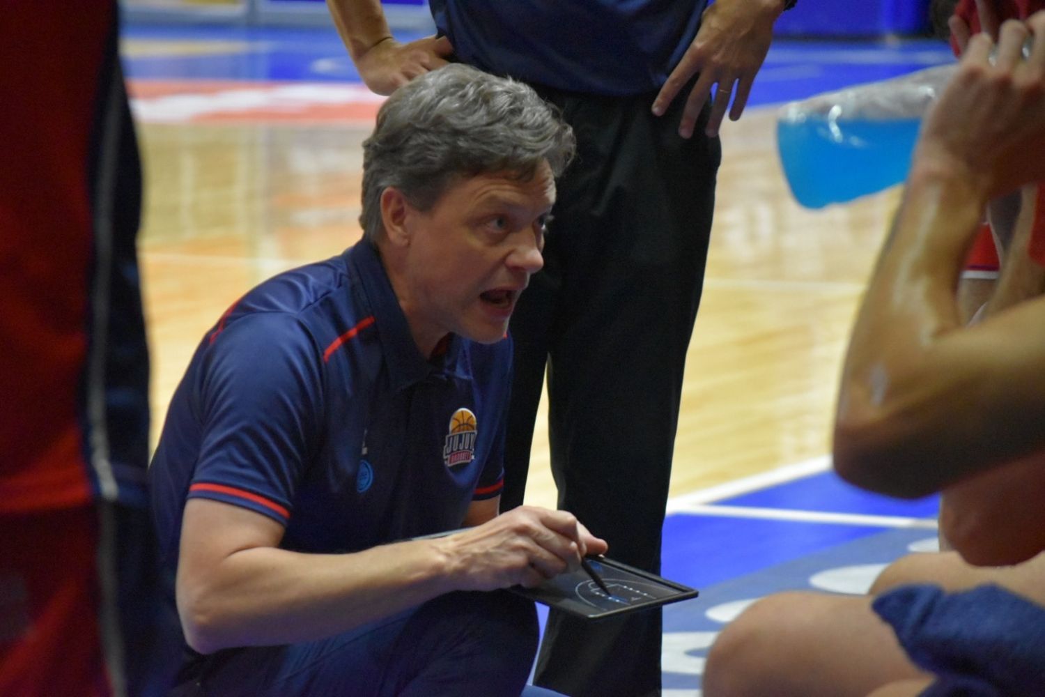 El entrenador de Jujuy Básquet, Guillermo Tasso, deberá seguir trabajando con sus dirigidos para encontrar el temple necesario que les permita definir exitosamente los partidos más ajustados.