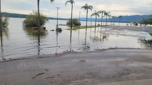 La costenera de Villa Carlos Paz, inundada por el fuerte y sostenido ingreso de agua al lago San Roque. 