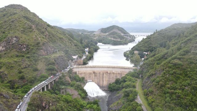 Los diques de Córdoba, a pleno por las intensas lluvias.