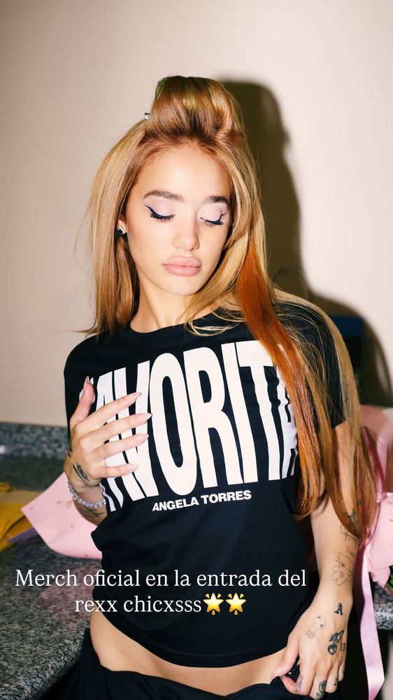 El merch oficial de Ángela.