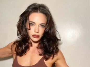 Minifalda y sin corpiño: Emilia Attias presumió su figura con un jugado look al límite de la censura