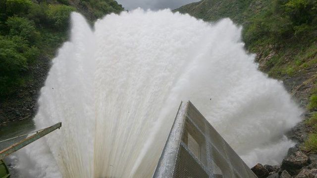 El impactante espectáculo de la cola de novia en el dique San Roque, colmado por las intensas lluvias.