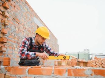 Cuánto gana un albañil en marzo 2026: los sueldos por hora en la construcción