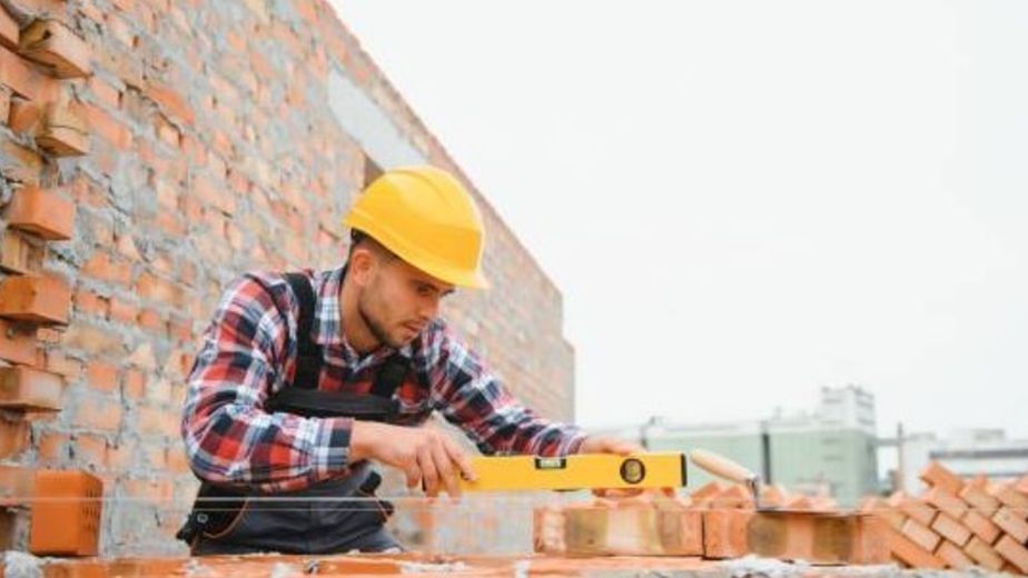 Cuánto gana un albañil en marzo 2026: los sueldos por hora en la construcción