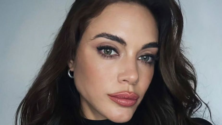 Emilia Attias dio cátedra de estilo con un blazer color gris y marcó la tendencia de la temporada otoño invierno 2026