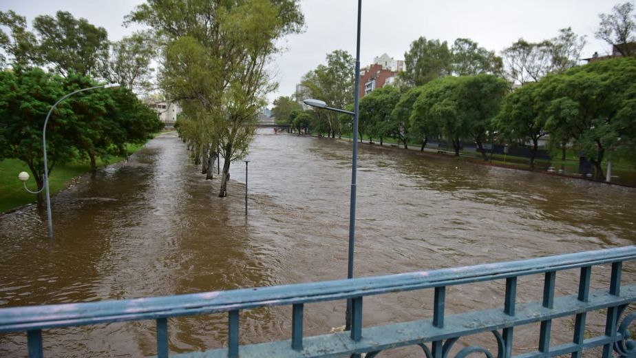 Alerta en Córdoba: rescataron a dos personas de la crecida del río Suquía bajo el puente Mestre