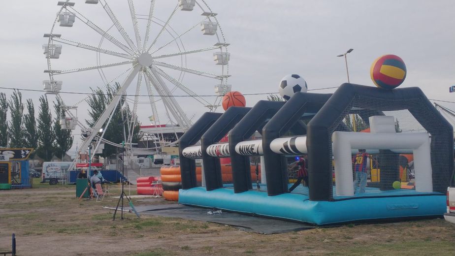 Terror en la Fiesta del Trigo: se trabó la vuelta al mundo, un ocupante cayó y lo salvaron de milagro. VIDEO