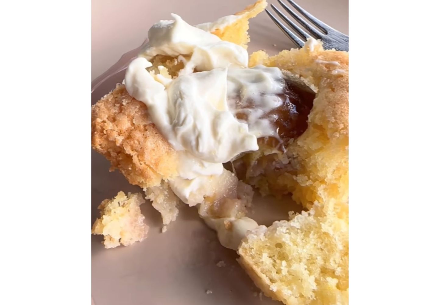 Así queda por dentro la torta de duraznos.