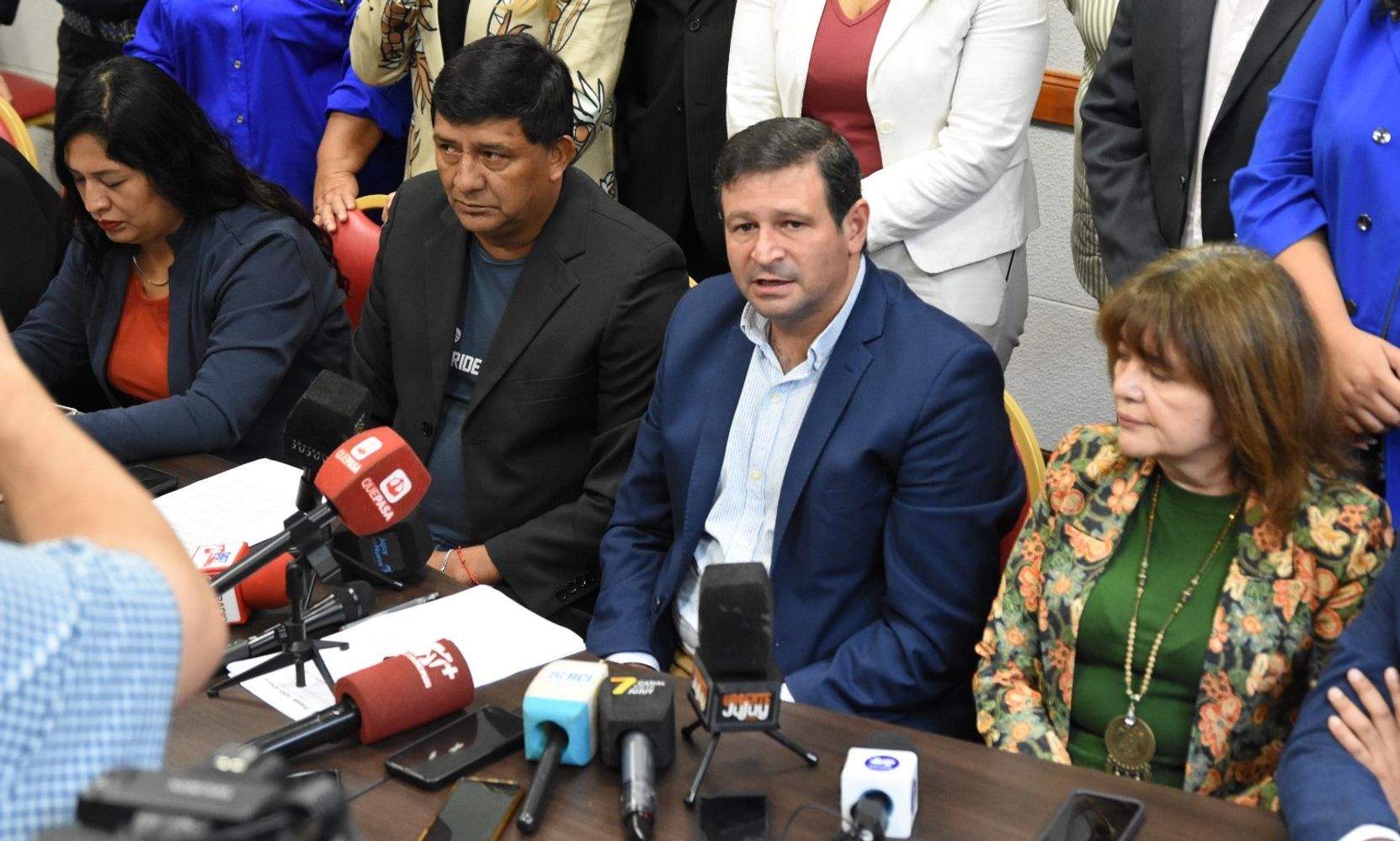 El presidente del bloque Jujuy Crece, Santiago Jubert (al centro) y la diputada Mariela del Valle Ortiz (derecha) estuvieron a cargo de la presentación del proyecto de ley que impulsa la creación del municipio de Alto Comedero.