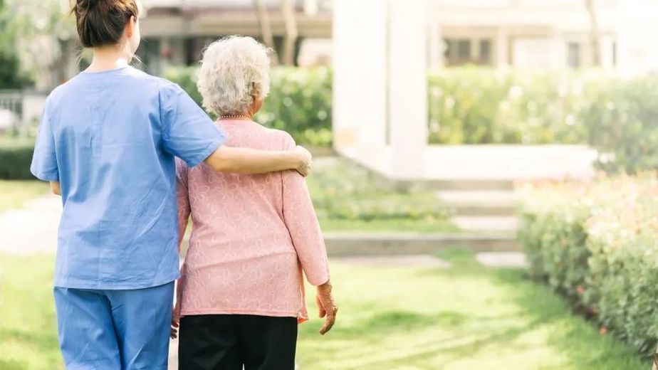 Cuánto ganan una niñera y cuidadores de adultos en marzo 2026
