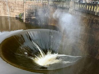 Tras las lluvias, el lago San Roque luce a pleno y volvió a formarse la “cola de la novia”