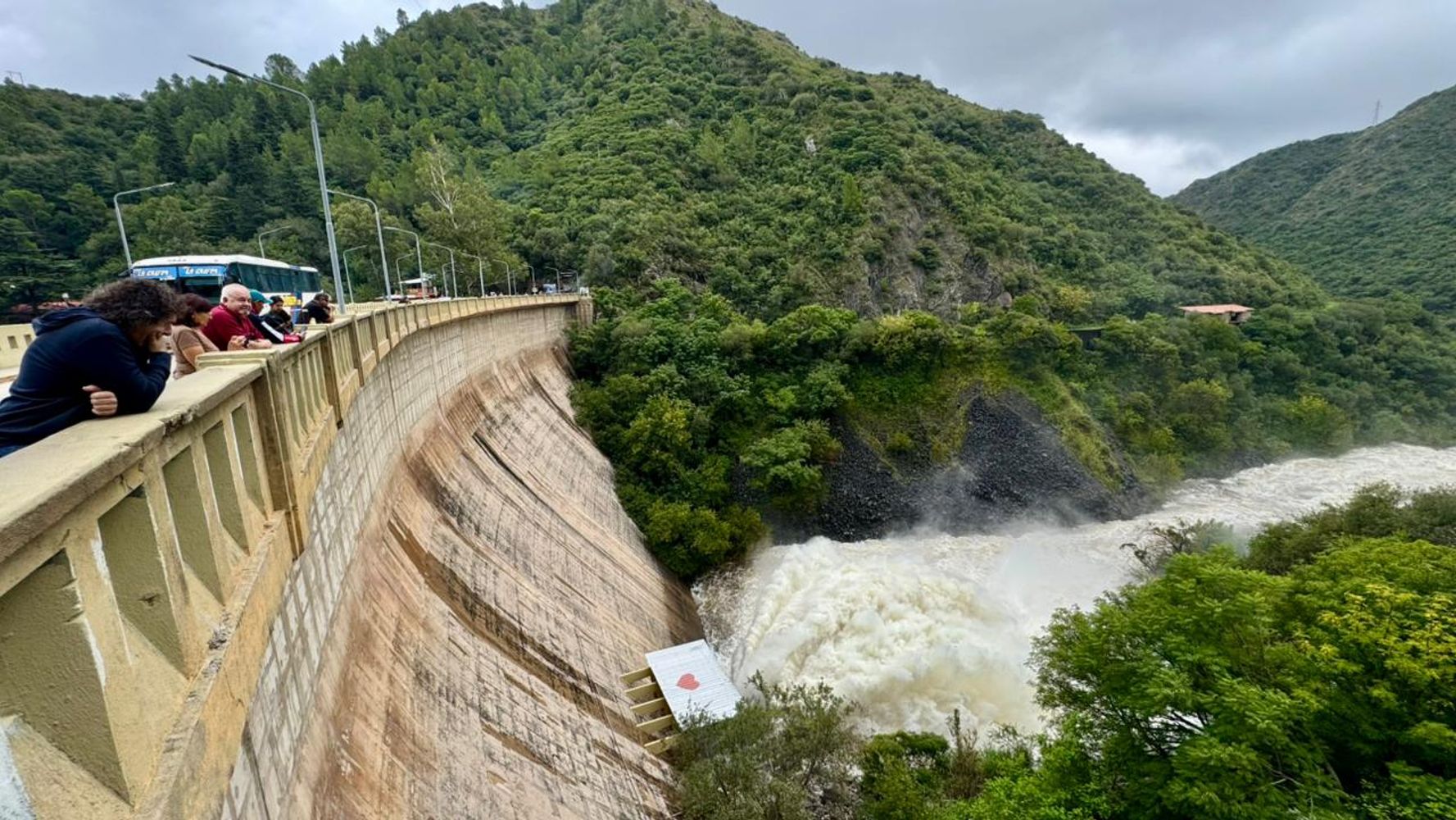 Postales del San Roque lleno: reapareció la “cola de la novia” tras las tormentas