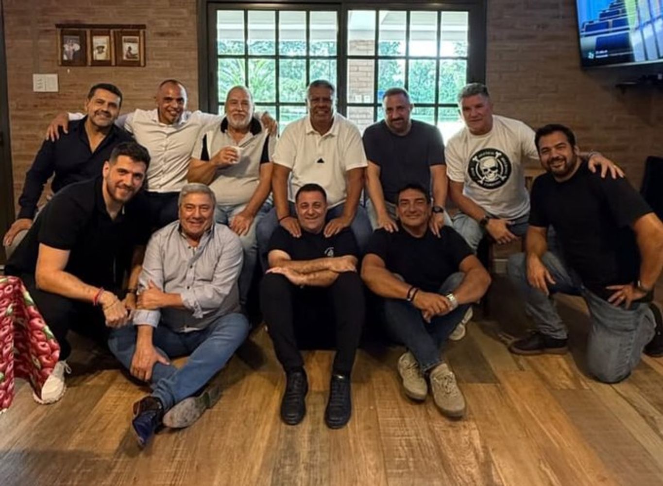 Claudio Tapia y Claudio Toviggino al centro. Acompañado por los presidentes de Instituto y Belgrano, entre otros.