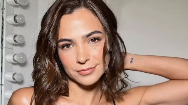Agustina Cherri dio cátedra de estilo con un pantalón tiro alto color negro y lo combinó con el estampado de la temporada