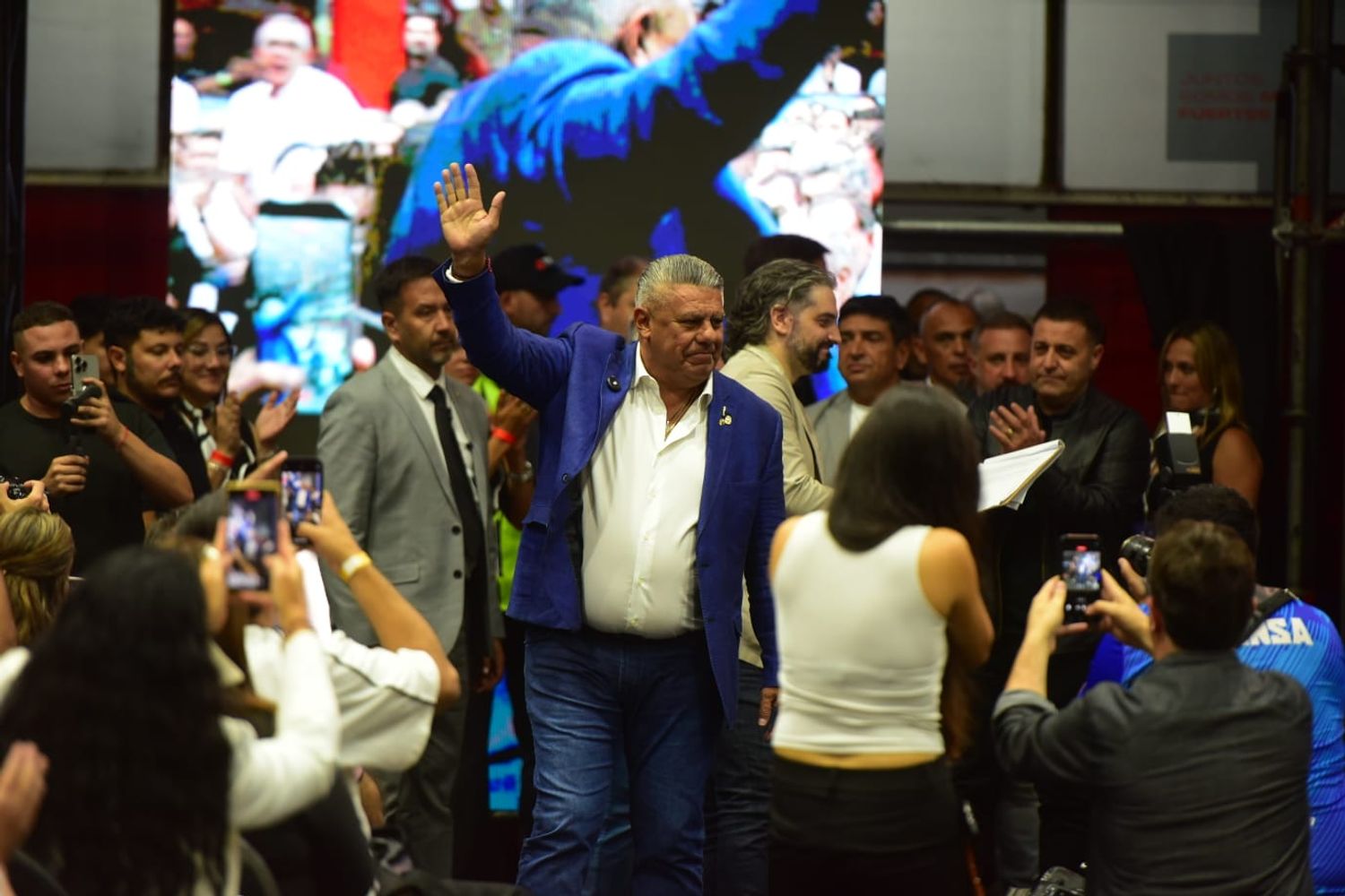 Los clubes le dieron un contundente apoyo a Claudio Tapia, en medio de los cuestionamientos a la AFA.