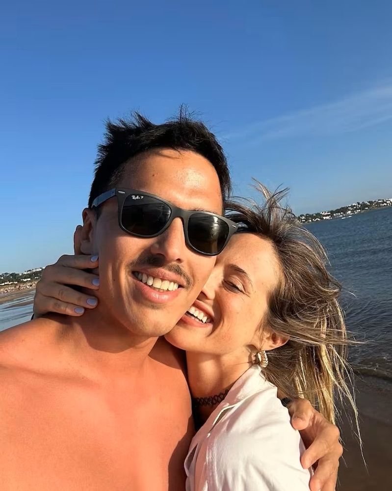 Mica Lapegue y su novio