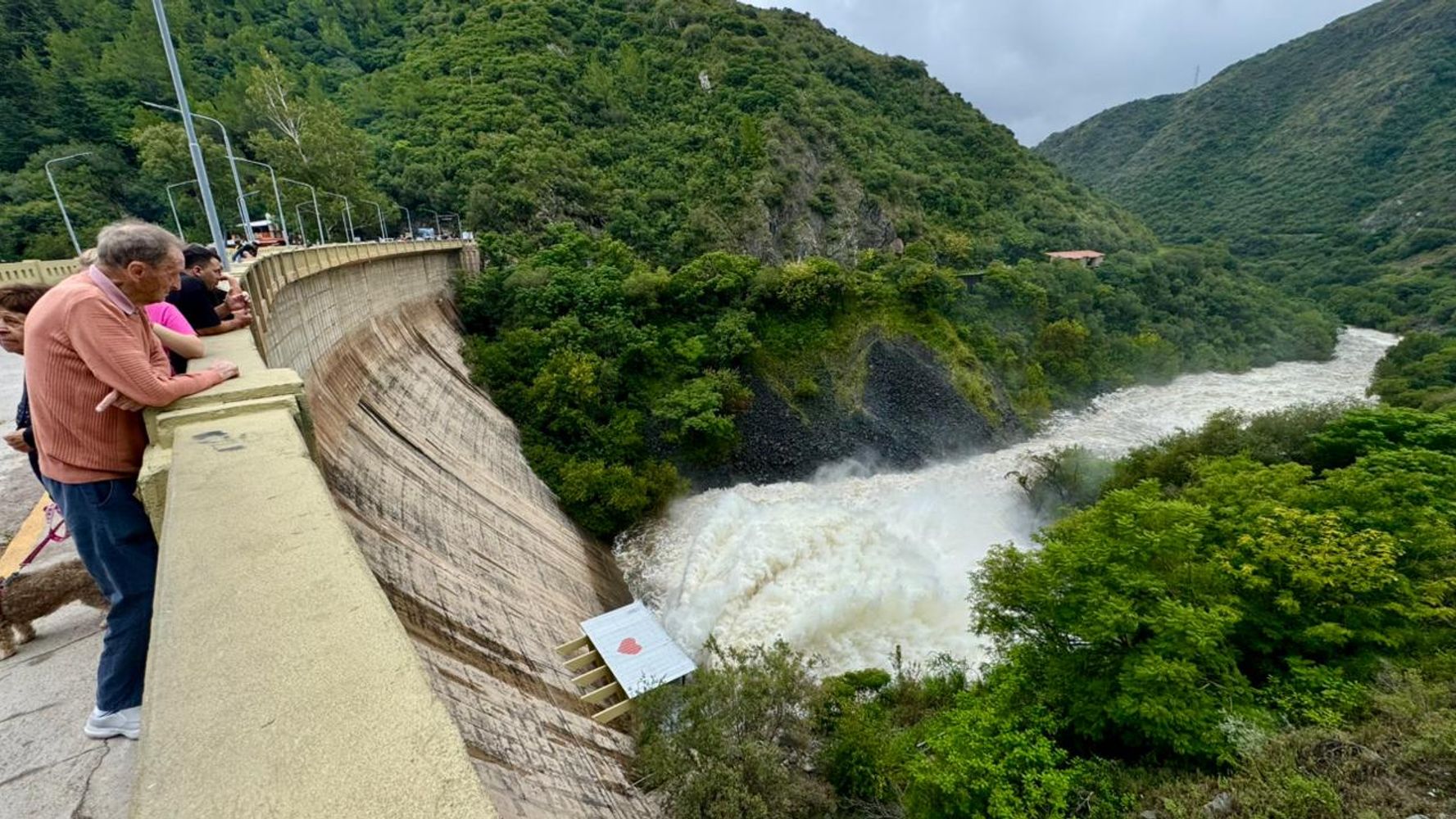 Postales del San Roque lleno: reapareció la “cola de la novia” tras las tormentas