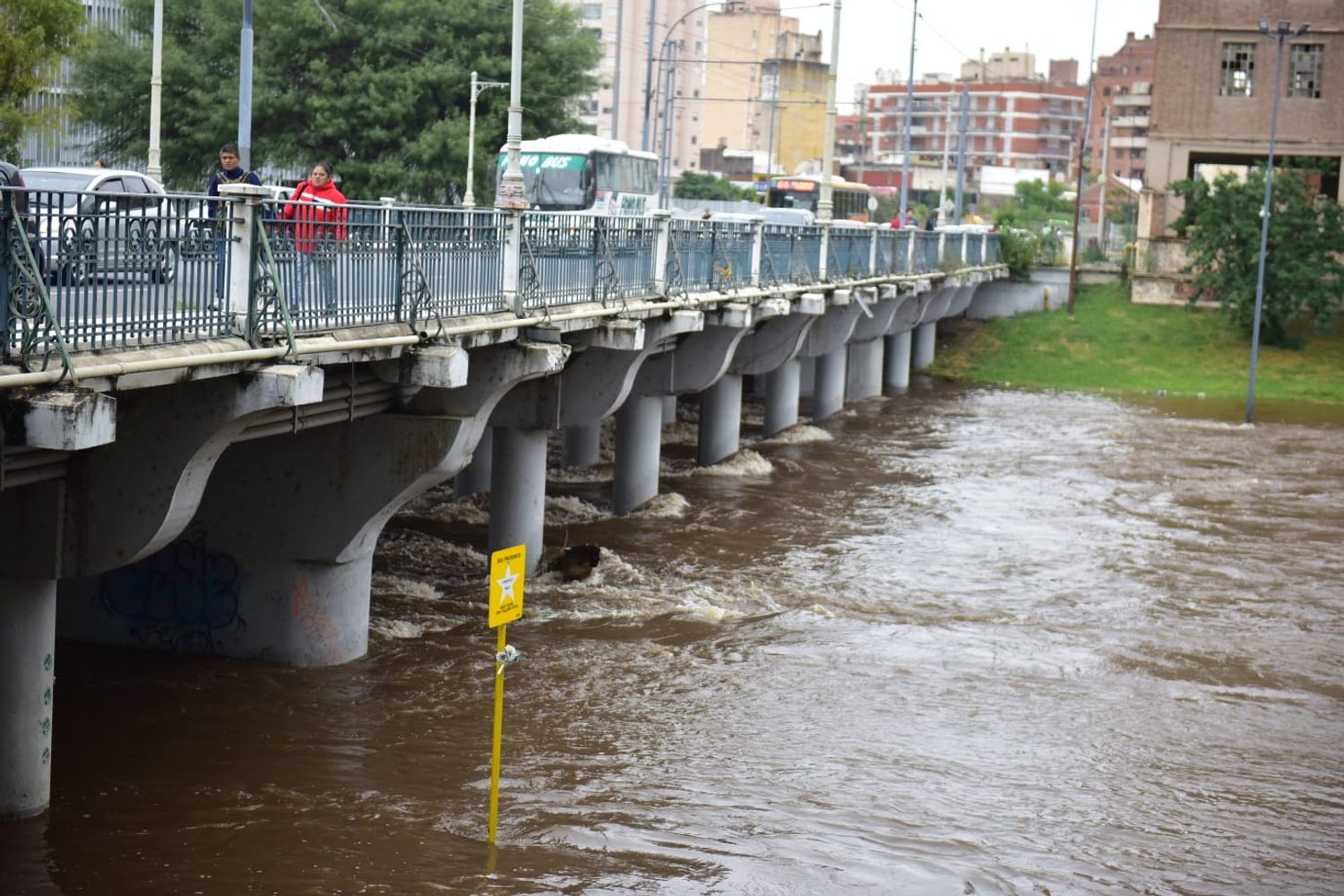 Por las intensas lluvias, el río Suquía trae una impactante crecida.