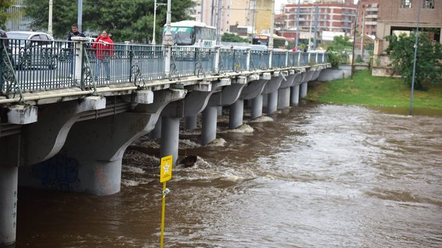 Por las intensas lluvias, el río Suquía trae una impactante crecida.