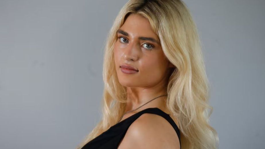 Corset de vinilo, tapado de piel y "bleached brows": el audaz look de Martita Fort al estilo Ricardo Fort