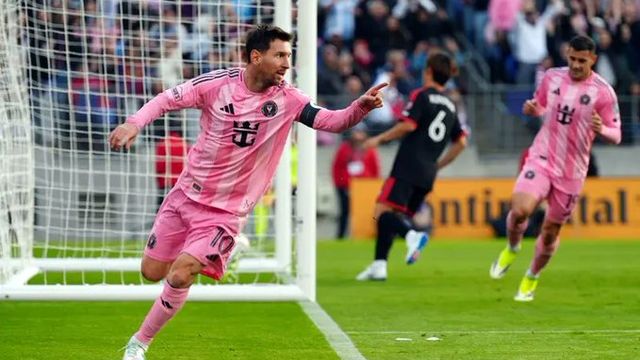 Golazo de Lionel Messi. Respondió en la cancha a las críticas, y pisa los 900 goles.