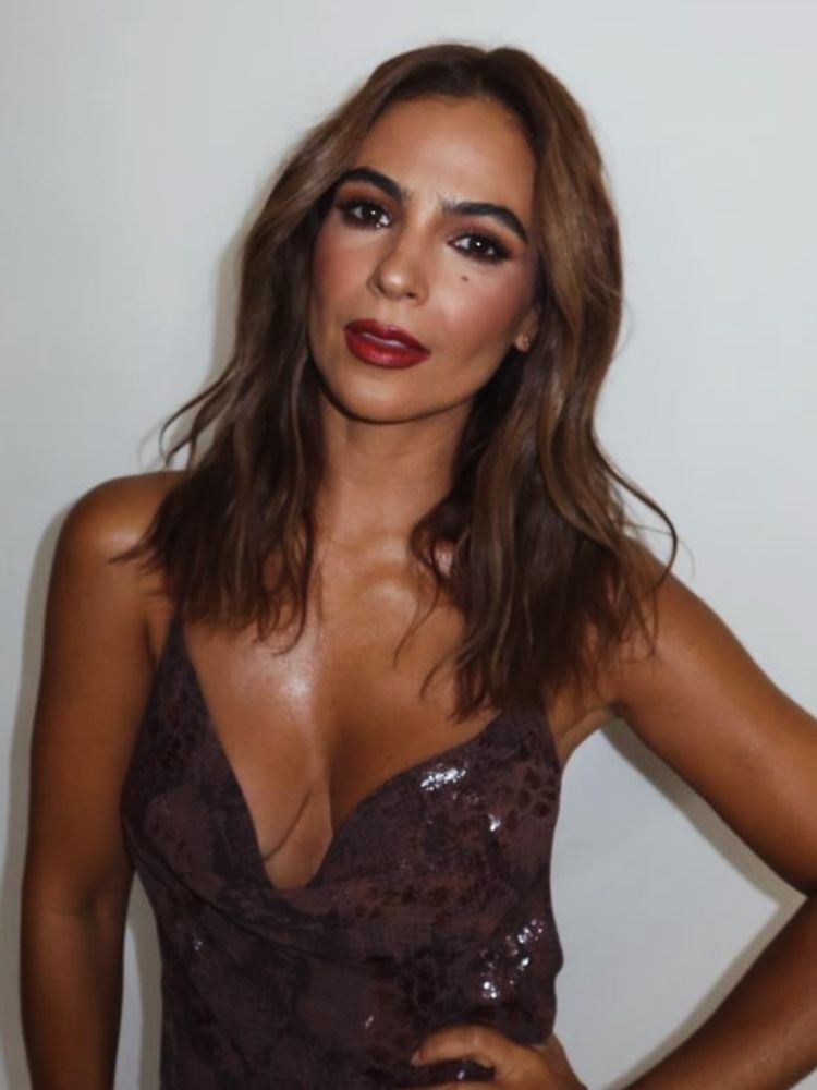 Agustina Cherri marcó tendencia con un vestido del color temporada y lo combino con el tono perfecto de labial
