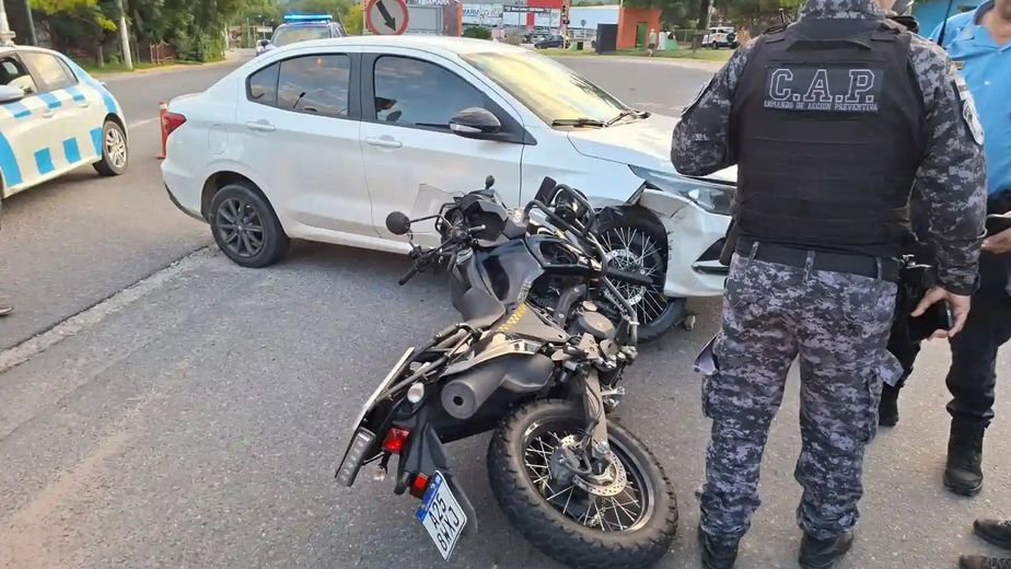 Persecución, choque y fuga: un policía terminó herido en pleno acceso a La Falda