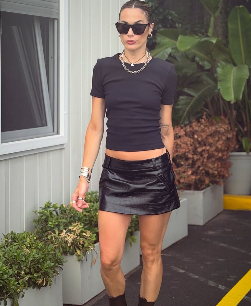 Chechu Bonelli marcó tendencia con una falda de cuero color negro y la combinó con las botas de la temporada