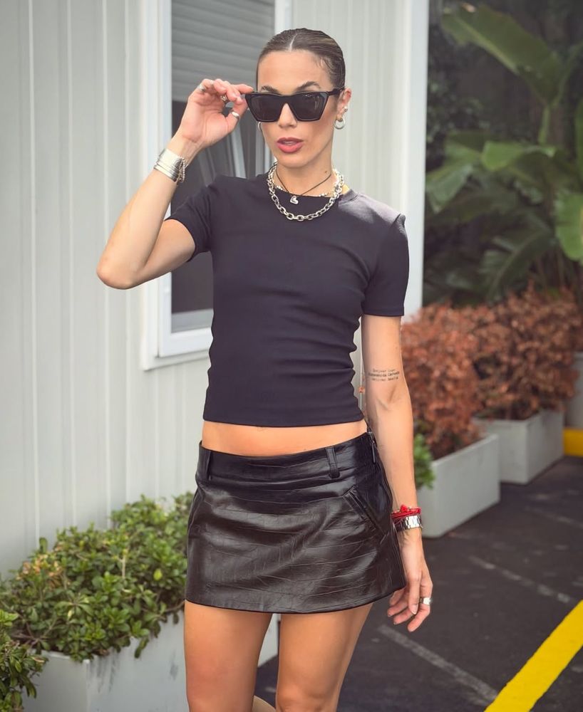 Chechu Bonelli marcó tendencia con una falda de cuero color negro y la combinó con las botas de la temporada