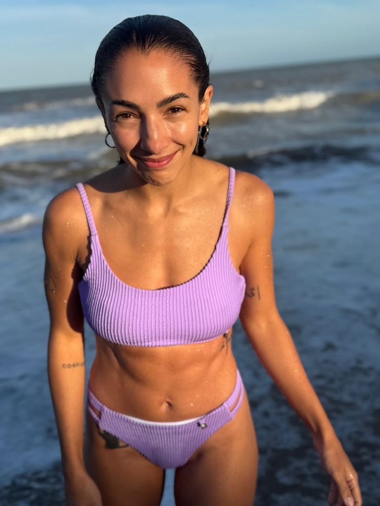 Desde la playa, Thelma Fardín posó con una bikini mega diminuta y dejó ver su tatuaje más íntimo