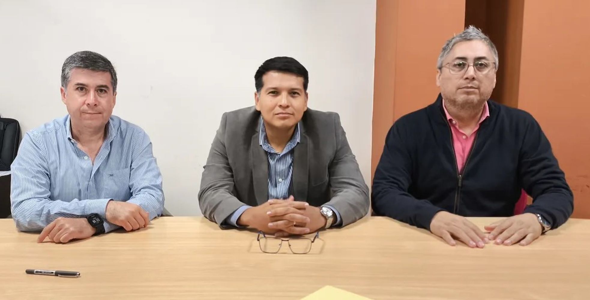 De izquierda a derecha: Gustavo Martínez, presidente del Colegio de Farmacéuticos de Jujuy; Ezequiel Vega, vocal 1ro a cargo de la presidencia del ISJ; y Osvaldo González, vocal 2do.
