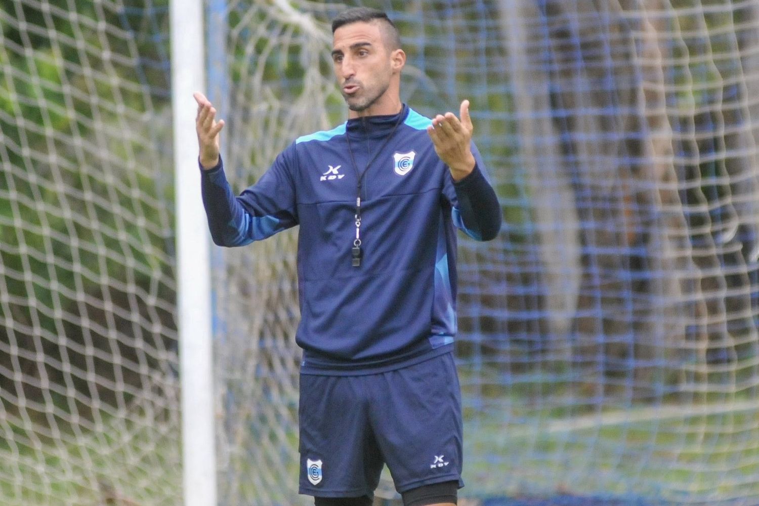 “Los futbolistas de este plantel saben que tienen a algún compañero acechando para estar de arranque y todos son importantes”, dijo el DT Hernán Pellerano, a la vez de advertir que “será un año largo, por lo que necesitaremos a todos los jugadores”.