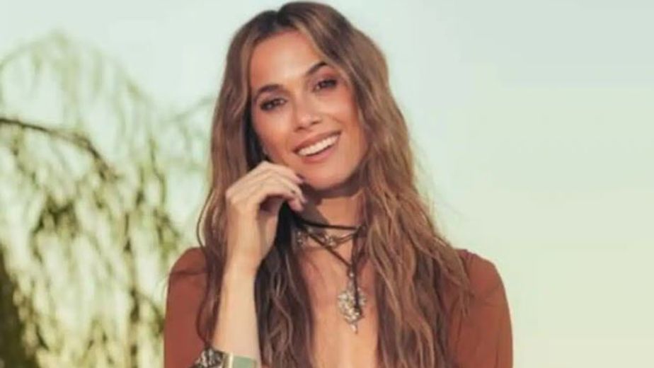 Chechu Bonelli marcó tendencia con una falda de cuero color negro y la combinó con las botas de la temporada