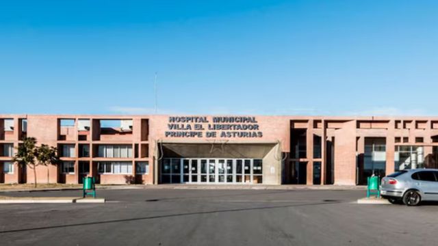 El hombre permanece internado en el Hospital Príncipe de Asturias.