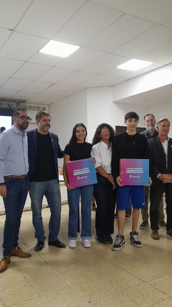 Entregaron netbooks a estudiantes de Coronel Rosales