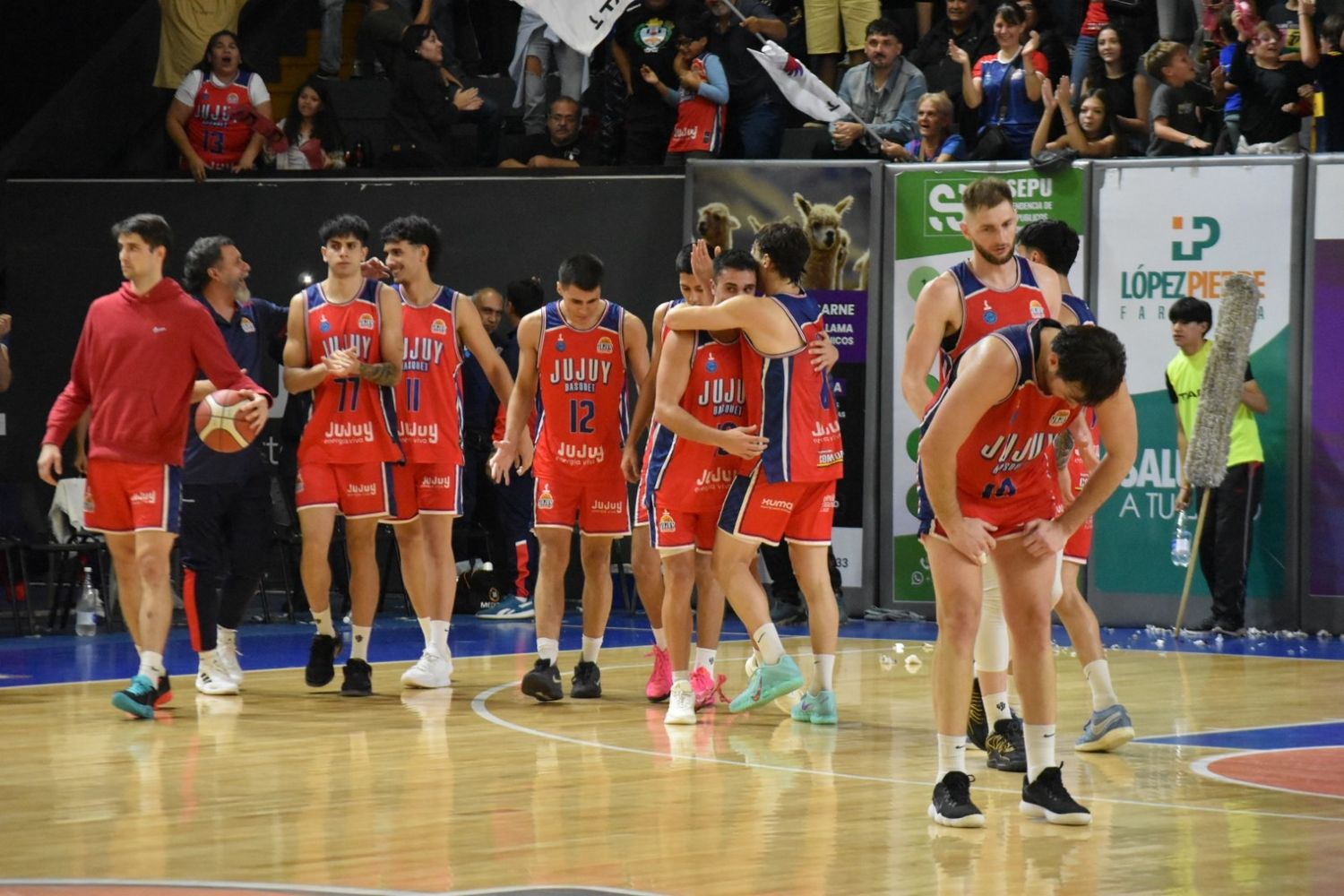 El agotamiento de Ibarra, la descarga de Stehli y Conti en un abrazo, y más atrás la alegría del resto del equipo, un cuadro final que resume la noche en que Jujuy Básquet logró su recuperación tras dos derrotas consecutivas de local.