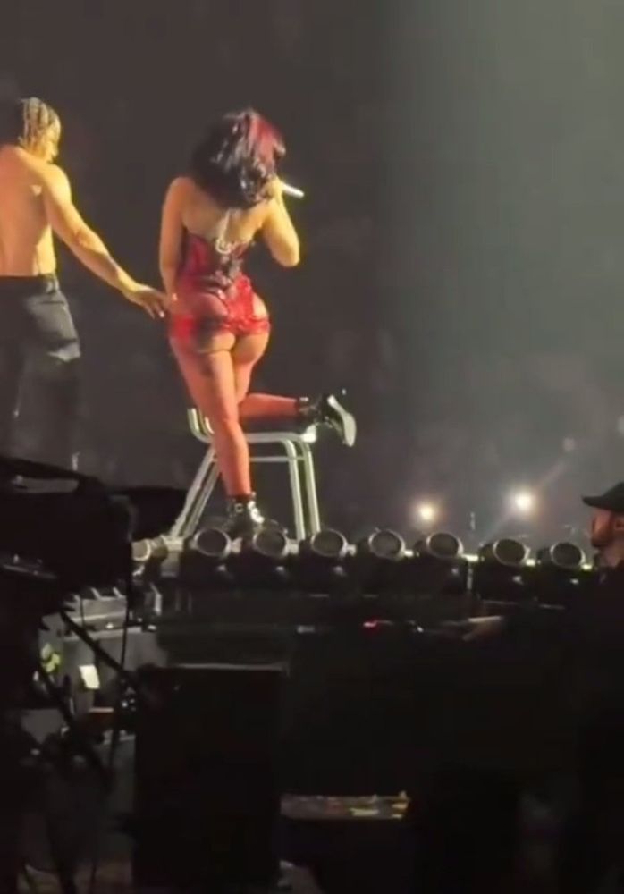 Cardi B presumió los implantes en sus glúteos.