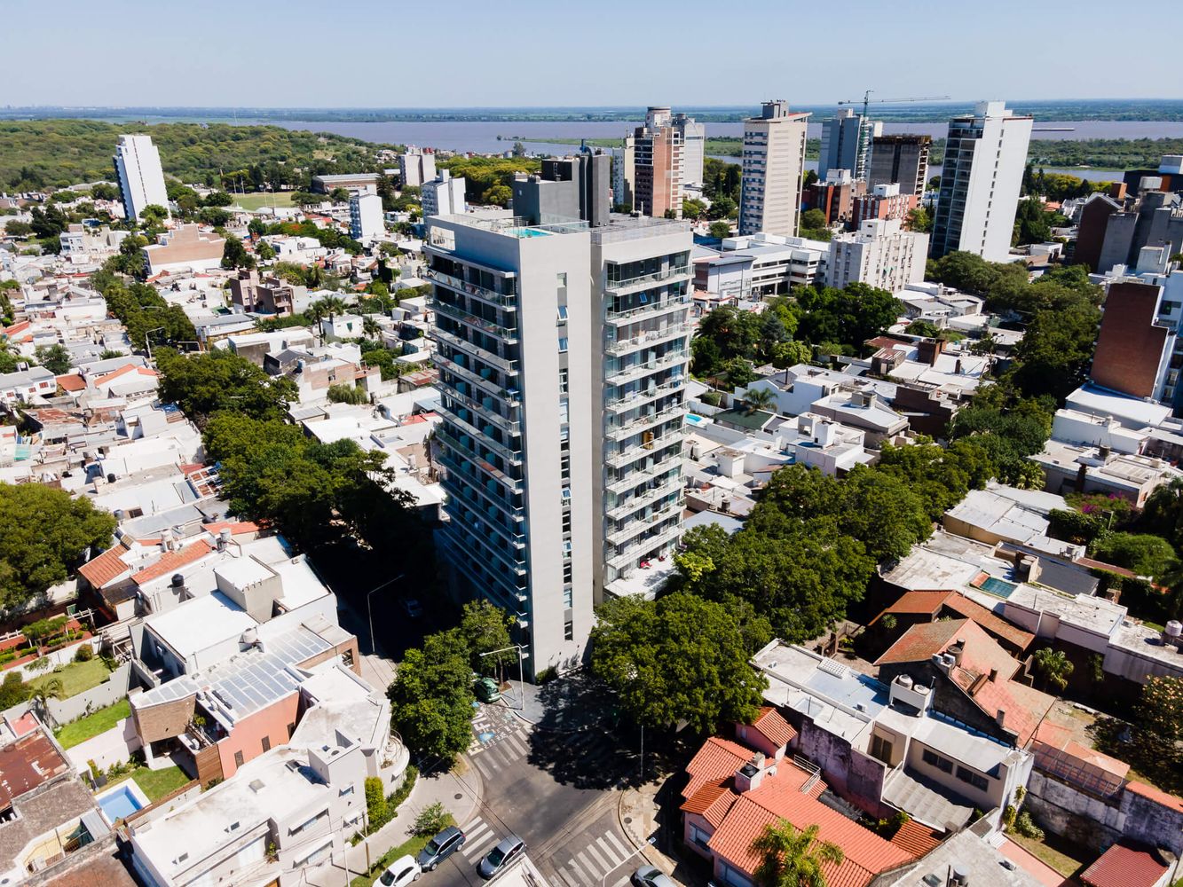 Departamentos vinculados a Kueider en Paraná siguen clausurados y acumulan más de $7 millones de deuda