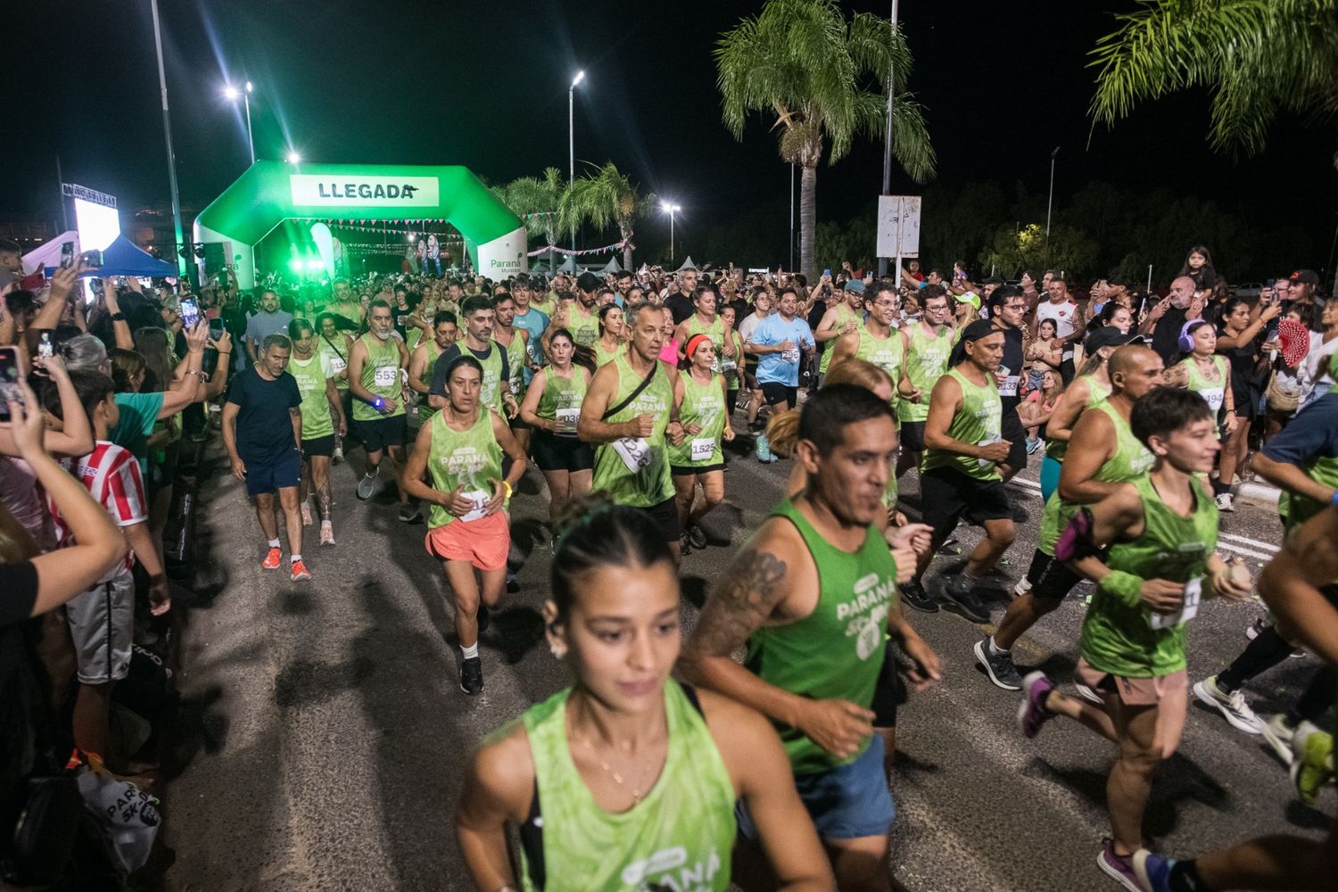 Paraná vivió una multitudinaria quinta edición de la Carrera Nocturna “Ciudad de Paraná”.