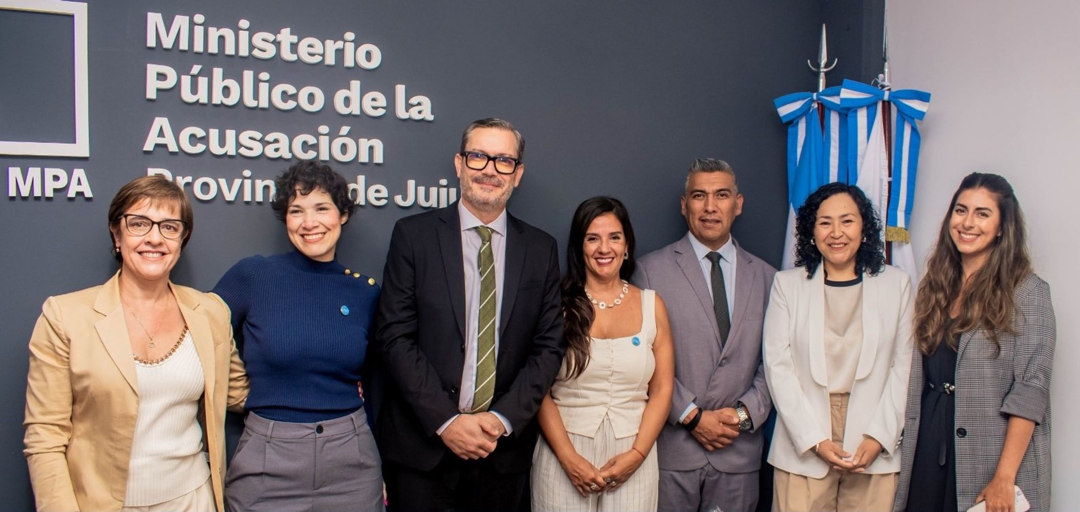 El MPA reconoció a dos abogadas por su valentía y resiliencia. La iniciativa fue impulsada por el procurador general de la Acusación, Alejandro Bossatti (al centro), quien dispuso distinguir a las profesionales Agustina Aramayo y María Eugenia Río, exagentes del organismo.