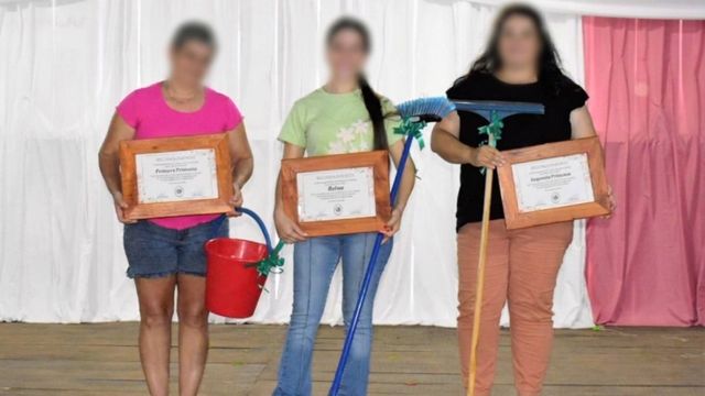 Polémica en Colonia Aurora: festejo por el Día de la Mujer terminó con críticas por premios de limpieza.