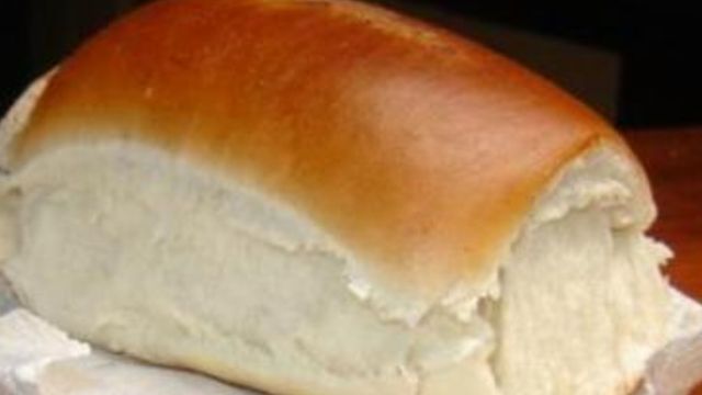 Pan de pebete artesanal: el secreto de los 10 minutos de amasado para una miga que no se seca y parece una nube