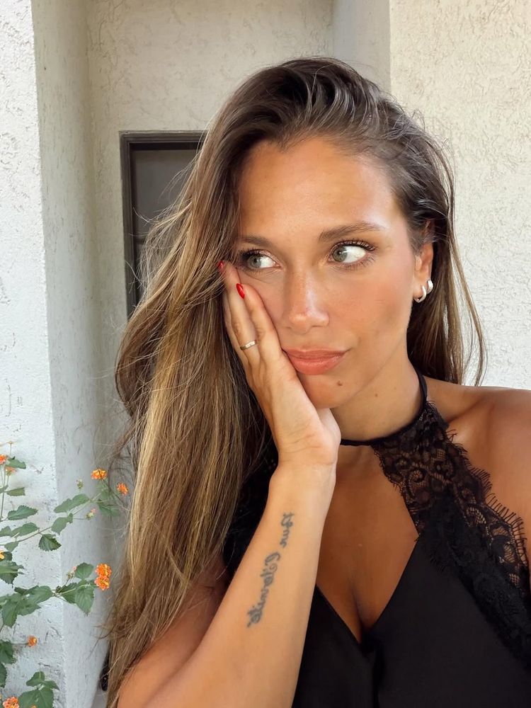 Barbie Vélez apostó por un top negro con escote y marcó tendencia en Instagram