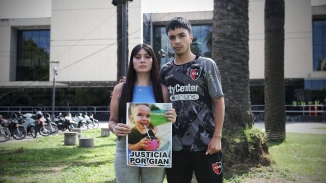 |Los padres de Gian,este lunes, frente al Centro de Justicia Penal (Gentileza Alan Monzón/Rosario 3)
