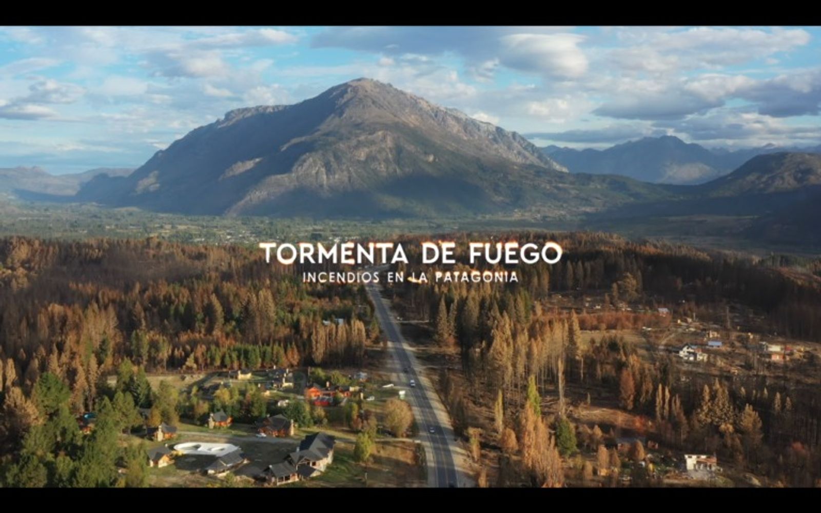 El titulo original de la película es Tormenta de fuego: incendios en la Patagonia.