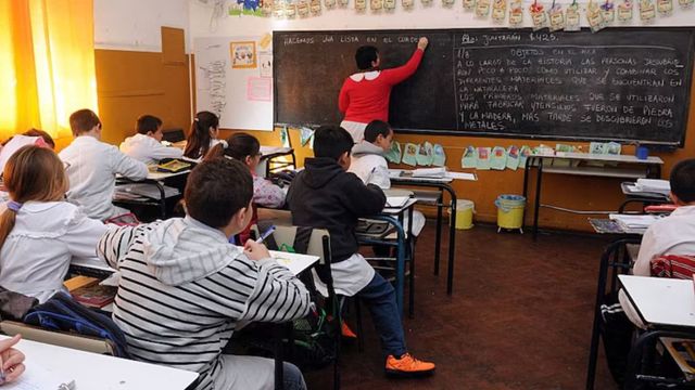 Según un relevamiento de la UEPC, casi la mitad de los docentes necesita un segundo empleo para subsistir. 