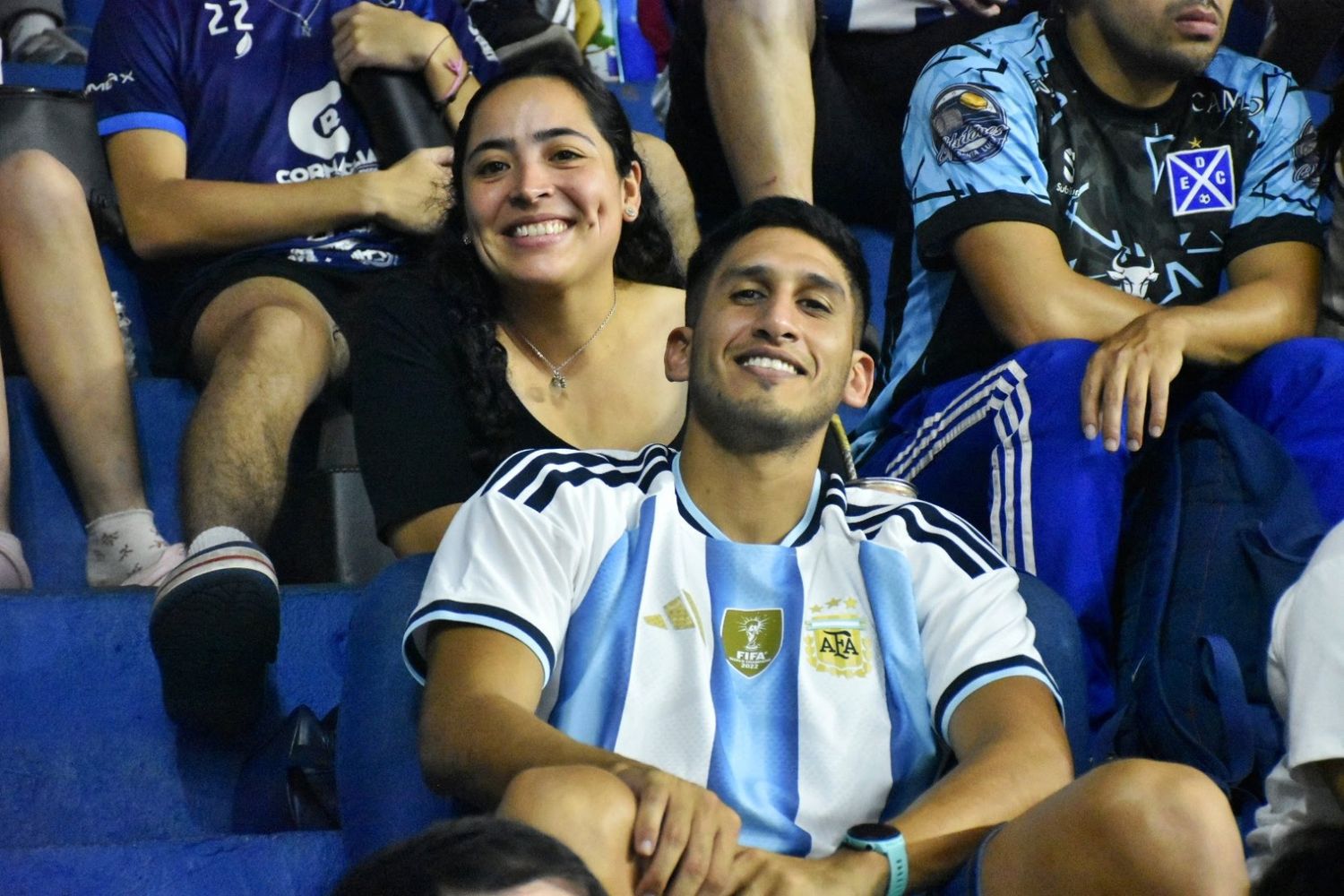 Monteros tuvo en la gente un respaldo decisivo en la noche más intensa.